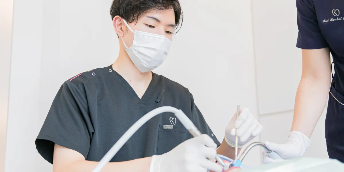 シーク歯科・矯正歯科で虫歯治療を行っている様子