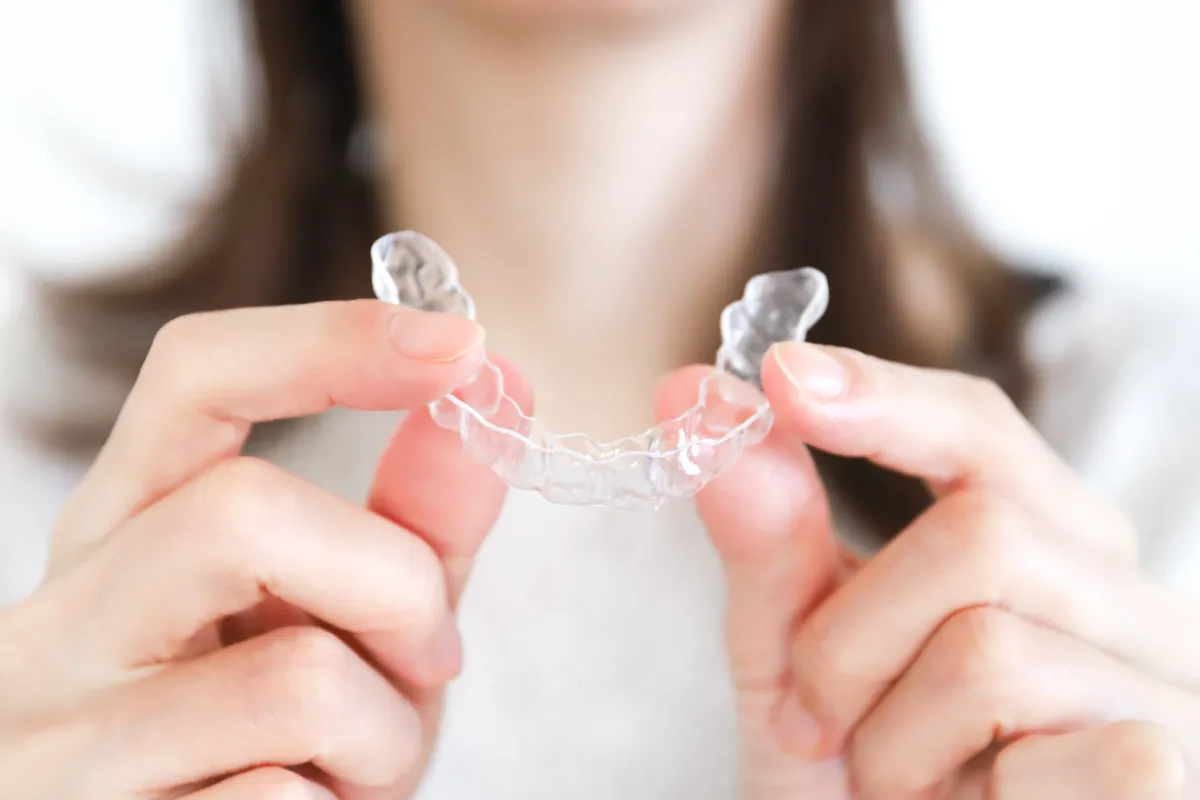 ナイトガードを手に持つ女性