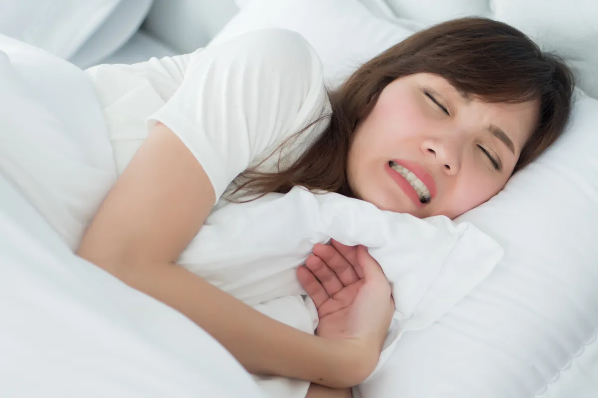 歯ぎしり・食いしばりに苦しむ女性